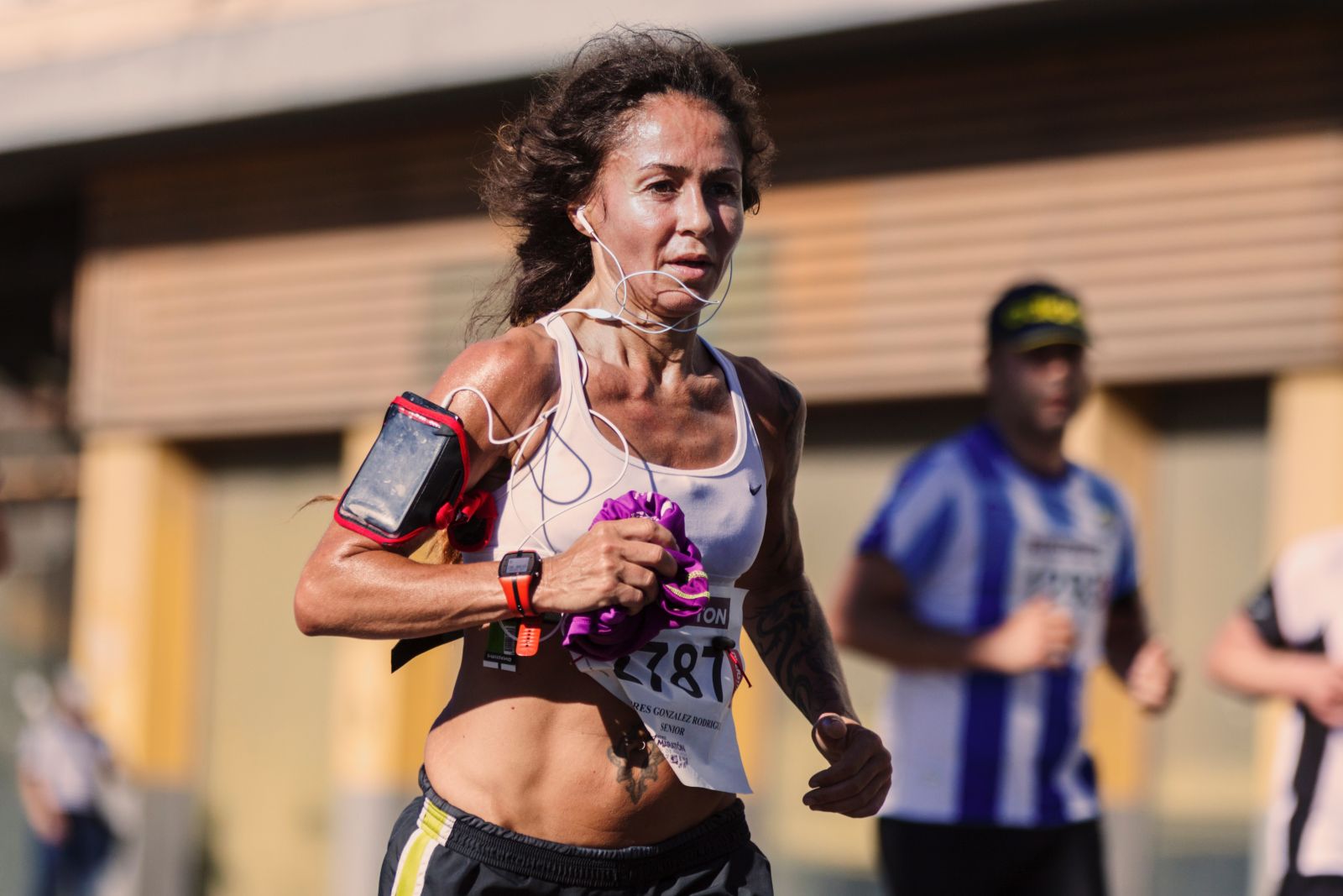 a-woman-running-in-a-marathon